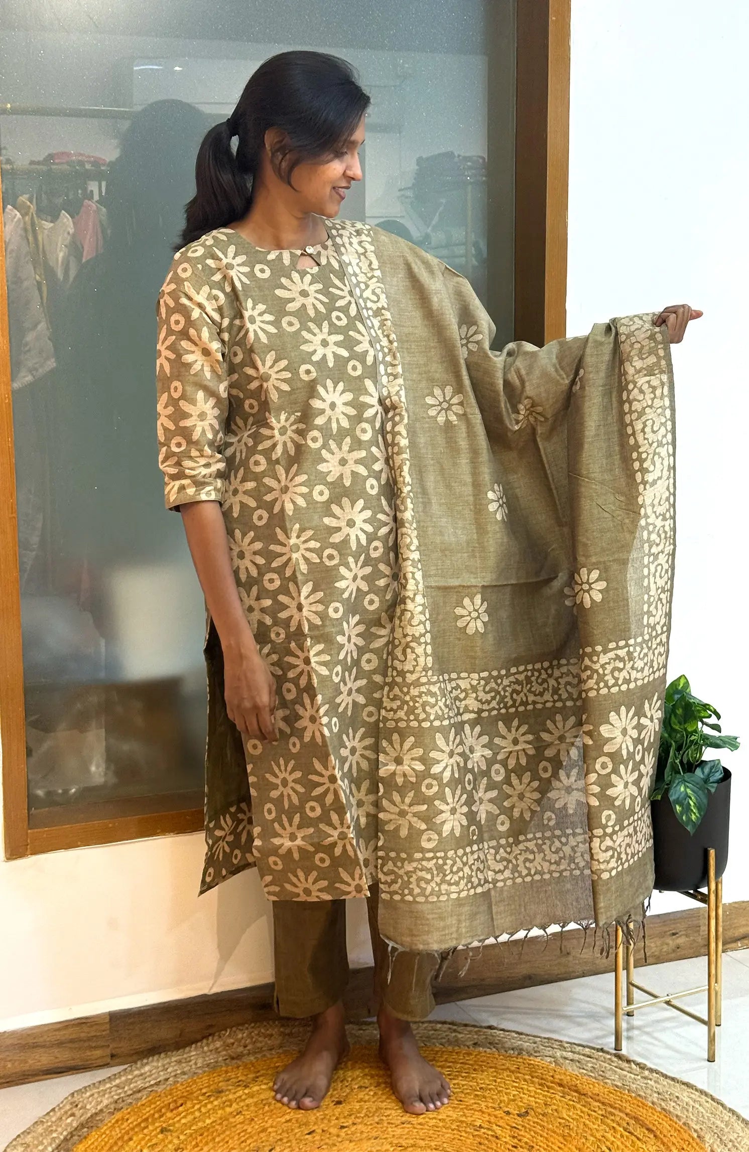 Pale green 557B
